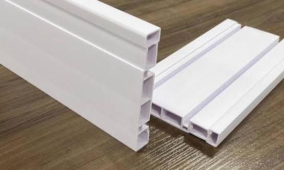 					    						  	Rodapé de pvc branco 10 cm de altura, barra com 2,40 metros de comprimento 
R$45,00 barra ( preço só do rodapé )
					  	